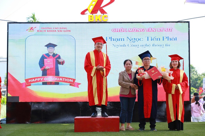 Th&agrave;nh c&ocirc;ng lớn nhất l&agrave; trở th&agrave;nh tự h&agrave;o của cha mẹ - Ảnh 1.