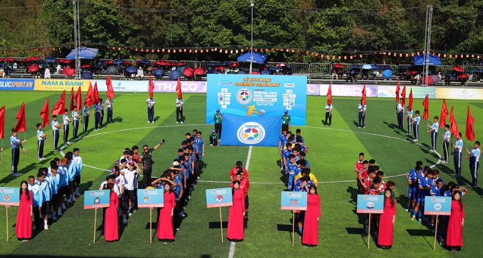 Giải b&oacute;ng đ&aacute; Thanh Ni&ecirc;n sinh vi&ecirc;n quốc tế: Campuchia thắng đậm trận mở m&agrave;n - Ảnh 1.