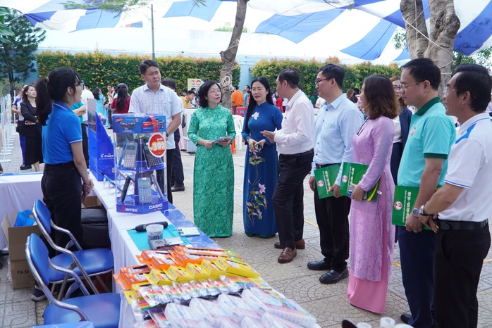 Ng&agrave;y hội gi&uacute;p phụ huynh chọn trường cho con tại phường H&ograve;a Hưng, TPHCM - Ảnh 2.