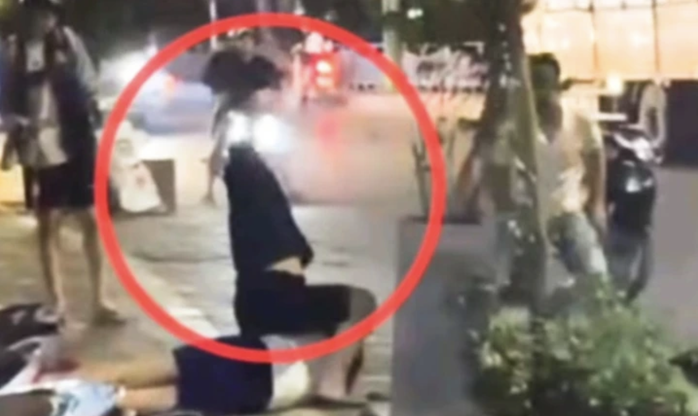 Bắt khẩn cấp 2 người h&agrave;nh hung nam sinh 19 tuổi tại H&agrave; Nội - Ảnh 1.