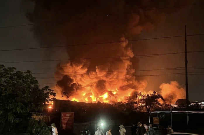 Ch&aacute;y kho xưởng gỗ dữ dội gần Bệnh viện K T&acirc;n Triều , kh&oacute;i bốc cao ng&ugrave;n ngụt - Ảnh 2.