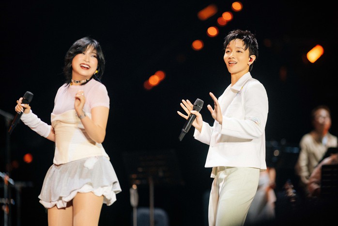 Ho&agrave;ng Dũng "b&ugrave;ng nổ" với Xoay Tr&ograve;n ở TP HCM  - Ảnh 7.