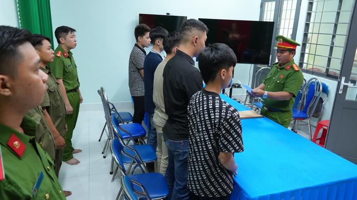 Khởi tố 8 đối tượng h&agrave;nh hung thương l&aacute;i mua sầu ri&ecirc;ng tại Đồng Th&aacute;p - Ảnh 1.