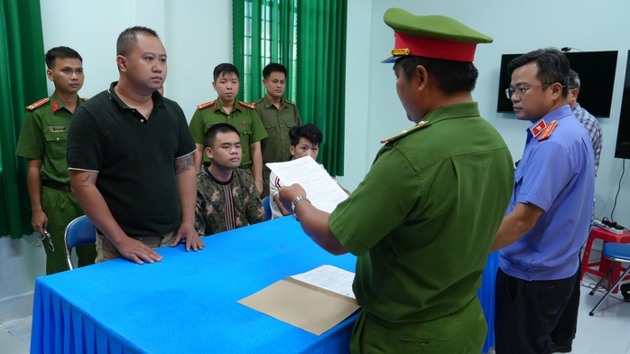 Khởi tố 8 đối tượng h&agrave;nh hung thương l&aacute;i mua sầu ri&ecirc;ng tại Đồng Th&aacute;p - Ảnh 2.