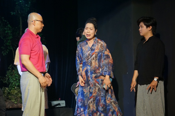 S&acirc;n khấu Trịnh Kim Chi dựng kịch ngắn, d&ugrave;ng tiếng cười chạm khoảng lặng gia đ&igrave;nh - Ảnh 1.