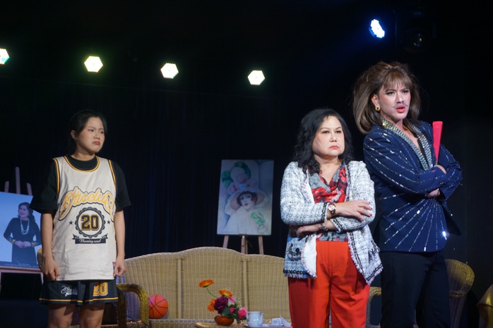S&acirc;n khấu Trịnh Kim Chi dựng kịch ngắn, d&ugrave;ng tiếng cười chạm khoảng lặng gia đ&igrave;nh - Ảnh 2.