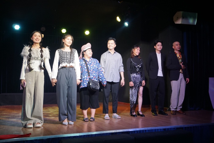 S&acirc;n khấu Trịnh Kim Chi dựng kịch ngắn, d&ugrave;ng tiếng cười chạm khoảng lặng gia đ&igrave;nh - Ảnh 5.