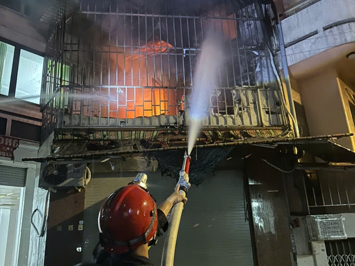 Ch&aacute;y nh&agrave; ở TPHCM , 6 người tho&aacute;t nạn trong vụ hỏa hoạn nghi&ecirc;m trọng - Ảnh 1.