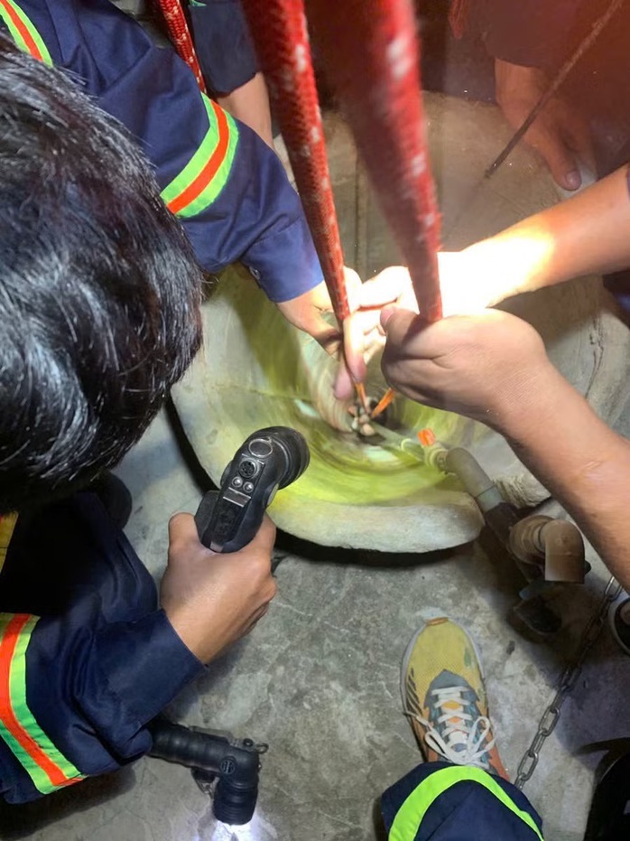 Xuyên đêm cứu thiếu nữ rơi xuống giếng sâu ở Gia Lai - Ảnh 1. Xuyên đêm cứu thiếu nữ rơi xuống giếng sâu ở Gia Lai - Ảnh 1.