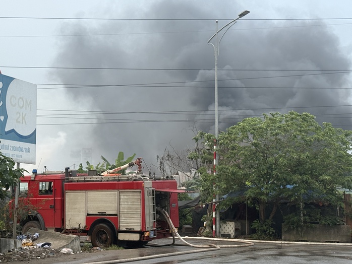 Ch&aacute;y kho xưởng gỗ dữ dội gần Bệnh viện K T&acirc;n Triều , kh&oacute;i bốc cao ng&ugrave;n ngụt - Ảnh 6.
