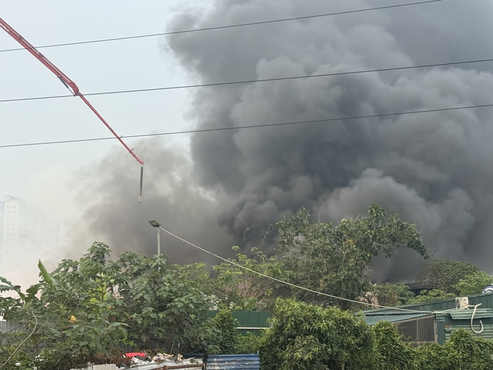 Ch&aacute;y kho xưởng gỗ dữ dội gần Bệnh viện K T&acirc;n Triều , kh&oacute;i bốc cao ng&ugrave;n ngụt - Ảnh 3.