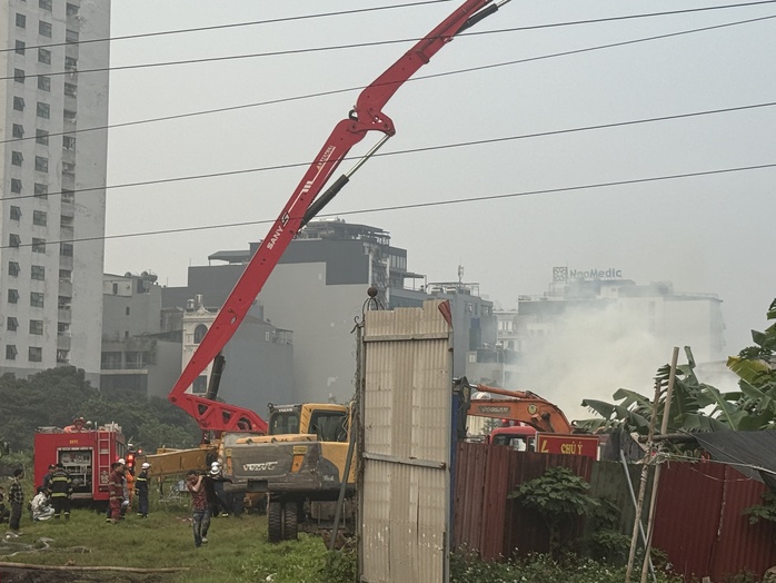 Ch&aacute;y kho xưởng gỗ dữ dội gần Bệnh viện K T&acirc;n Triều , kh&oacute;i bốc cao ng&ugrave;n ngụt - Ảnh 4.