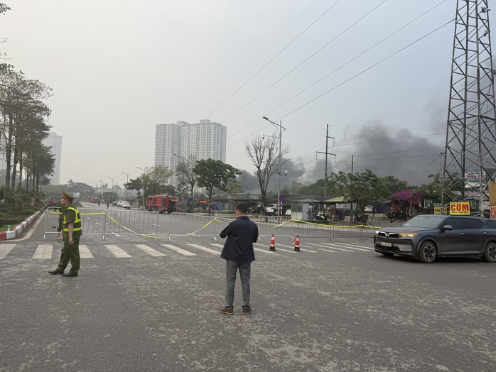 Ch&aacute;y kho xưởng gỗ dữ dội gần Bệnh viện K T&acirc;n Triều , kh&oacute;i bốc cao ng&ugrave;n ngụt - Ảnh 7.