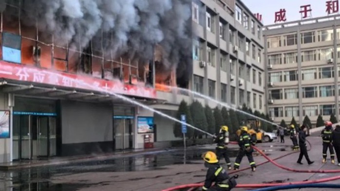Khói lửa bao trùm tòa nhà cao tầng ở Trung Quốc, hàng chục người thương vong - Ảnh 1. Khói lửa bao trùm tòa nhà cao tầng ở Trung Quốc, hàng chục người thương vong - Ảnh 1.