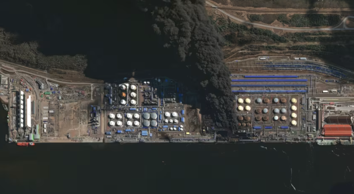 Ukraine dội "bão drone", quyết đâm thủng "túi tiền" của Nga - Ảnh 1. Ukraine dội “mưa drone”, muốn đâm thủng "túi tiền" của Nga - Ảnh 1.