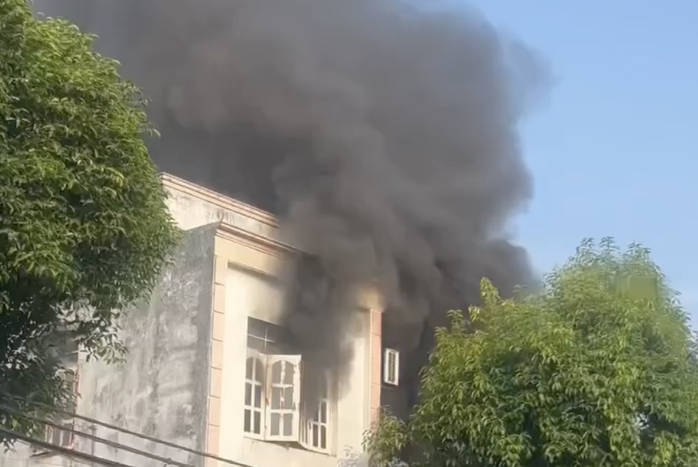 Ch&aacute;y nh&agrave; 2 tầng ở TPHCM s&aacute;ng nay g&acirc;y hoang mang cho người d&acirc;n - Ảnh 1.