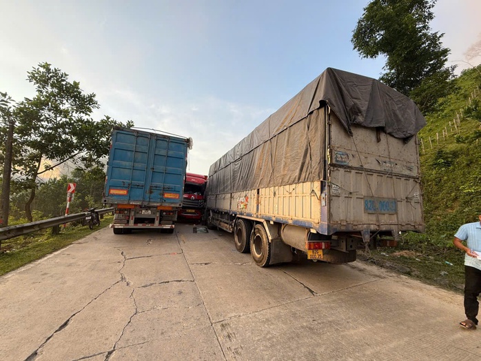 Tai nạn li&ecirc;n ho&agrave;n giữa 4 &ocirc; t&ocirc; g&acirc;y &aacute;ch tắc giao th&ocirc;ng ở Đ&agrave; Nẵng nhiều giờ - Ảnh 1.