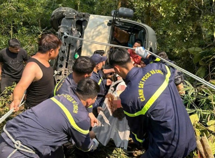 Xe ô tô chở 26 người lao xuống vực, nhiều người bị thương - Ảnh 1.