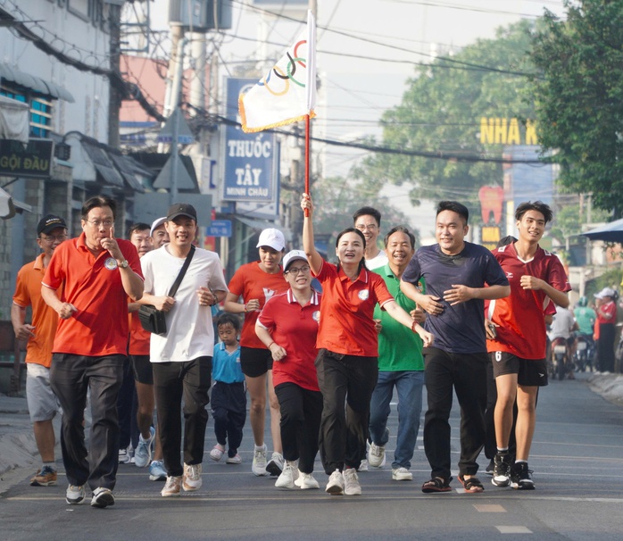 Hơn 600 học sinh, sinh vi&ecirc;n x&atilde; H&oacute;c M&ocirc;n "tiếp lửa" Ng&agrave;y chạy Olympic 2026 - Ảnh 2.