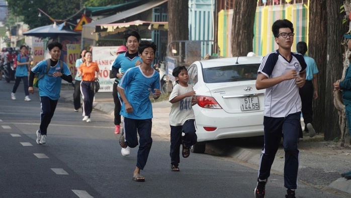 Hơn 600 học sinh, sinh vi&ecirc;n x&atilde; H&oacute;c M&ocirc;n "tiếp lửa" Ng&agrave;y chạy Olympic 2026 - Ảnh 3.