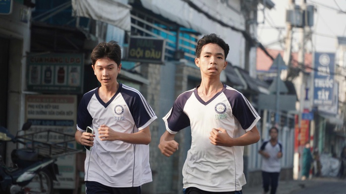 Hơn 600 học sinh, sinh vi&ecirc;n x&atilde; H&oacute;c M&ocirc;n "tiếp lửa" Ng&agrave;y chạy Olympic 2026 - Ảnh 4.