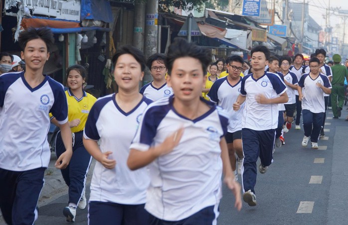 Hơn 600 học sinh, sinh vi&ecirc;n x&atilde; H&oacute;c M&ocirc;n "tiếp lửa" Ng&agrave;y chạy Olympic 2026 - Ảnh 1.