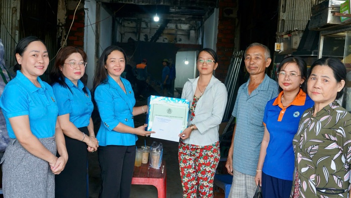 Mất trắng sau 1 đ&ecirc;m do hỏa hoạn, đo&agrave;n vi&ecirc;n tại Cần Thơ được hỗ trợ kịp thời - Ảnh 1.
