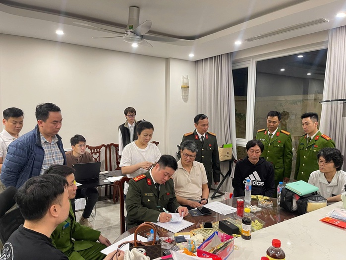 Bắt giữ 7 người lừa đảo giả danh cảnh sát Nhật Bản , chiếm đoạt 11 tỉ đồng - Ảnh 1. Bắt giữ 7 người lừa đảo giả danh cảnh sát Nhật Bản , chiếm đoạt 11 tỉ đồng - Ảnh 1.