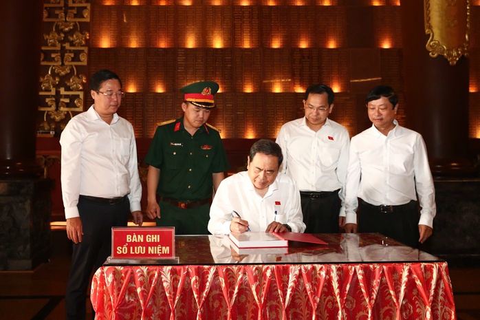 Chủ tịch Quốc hội Trần Thanh Mẫn dâng hương tại Đền tưởng niệm Liệt sĩ Bến Dược, TPHCM - Ảnh 6.