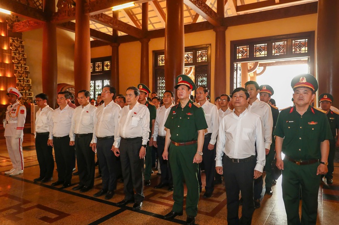 Chủ tịch Quốc hội Trần Thanh Mẫn dâng hương tại Đền tưởng niệm Liệt sĩ Bến Dược, TPHCM - Ảnh 4.