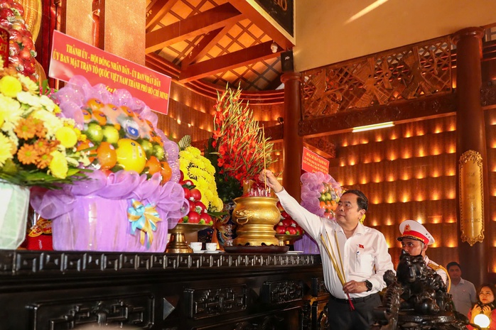 Chủ tịch Quốc hội Trần Thanh Mẫn dâng hương tại Đền tưởng niệm Liệt sĩ Bến Dược, TPHCM - Ảnh 3.
