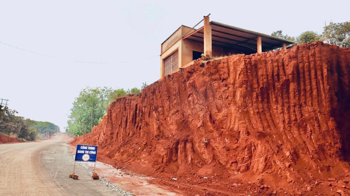 Chạy đua tiến độ, nhà dân chênh vênh mép vực - Ảnh 1. Chạy đua tiến độ, nhà dân chênh vênh mép vực - Ảnh 1.