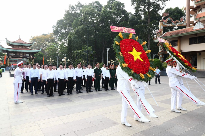 Chủ tịch Quốc hội Trần Thanh Mẫn dâng hương tại Đền tưởng niệm Liệt sĩ Bến Dược, TPHCM - Ảnh 2.