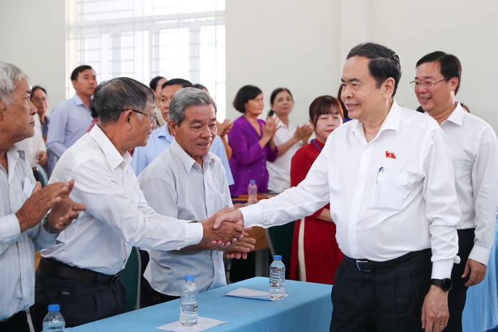 Tiếp x&uacute;c cử tri - Ảnh 1.