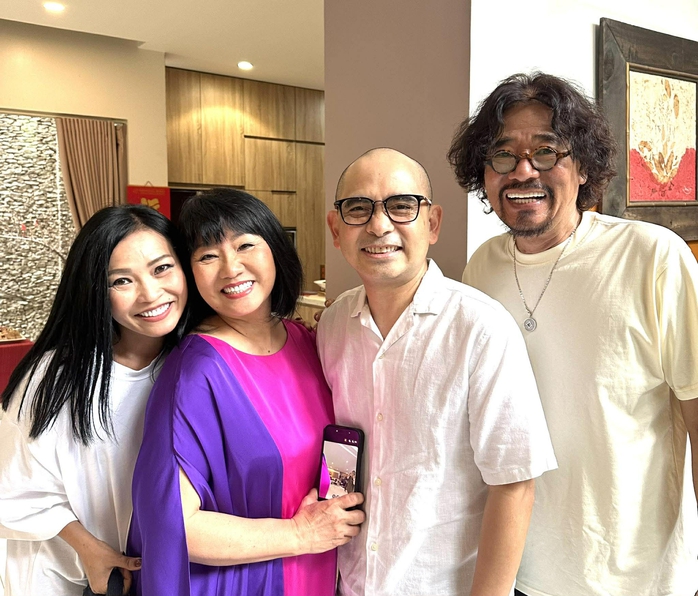 Cẩm V&acirc;n, Khắc Triệu họp mặt ca sĩ đầu năm mới, h&aacute;t vang "H&atilde;y y&ecirc;u nhau đi" - Ảnh 1.