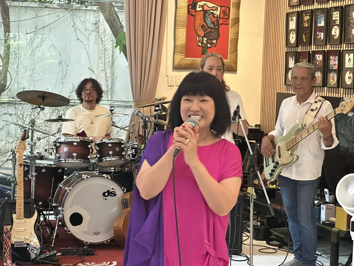 Cẩm V&acirc;n, Khắc Triệu họp mặt ca sĩ đầu năm mới, h&aacute;t vang "H&atilde;y y&ecirc;u nhau đi" - Ảnh 5.