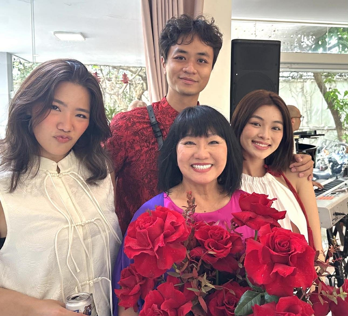 Cẩm V&acirc;n, Khắc Triệu họp mặt ca sĩ đầu năm mới, h&aacute;t vang "H&atilde;y y&ecirc;u nhau đi" - Ảnh 4.