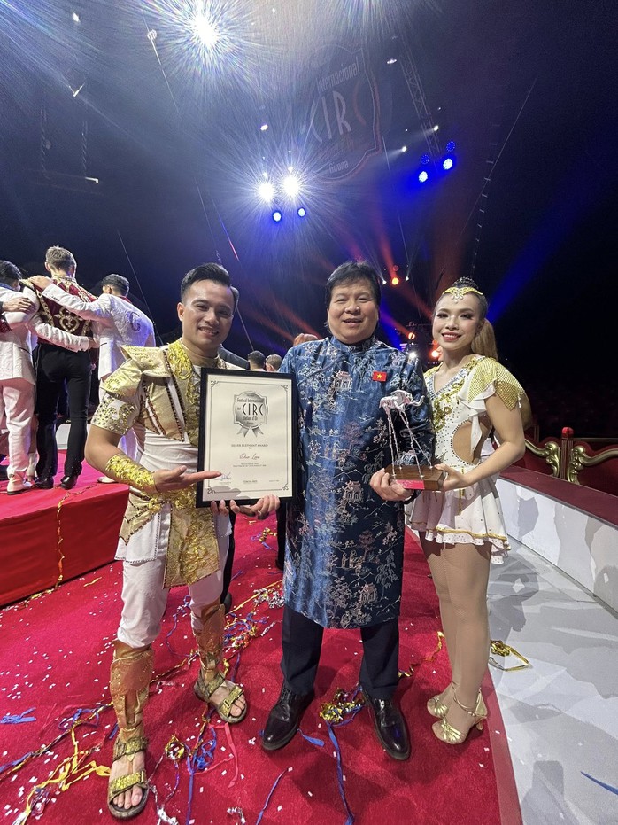 Dư &acirc;m hạnh ph&uacute;c của xiếc Việt tr&ecirc;n đường phố T&acirc;y Ban Nha - Ảnh 5.