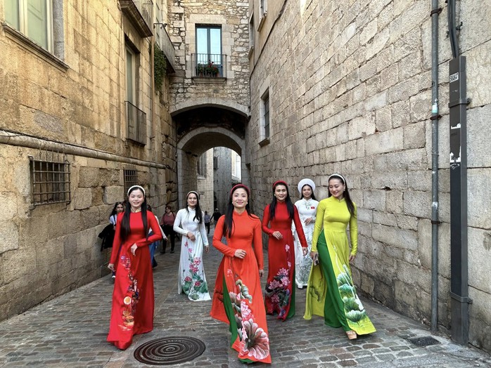 Dư &acirc;m hạnh ph&uacute;c của xiếc Việt tr&ecirc;n đường phố T&acirc;y Ban Nha - Ảnh 4.