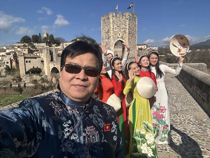 Dư &acirc;m hạnh ph&uacute;c của xiếc Việt tr&ecirc;n đường phố T&acirc;y Ban Nha - Ảnh 2.