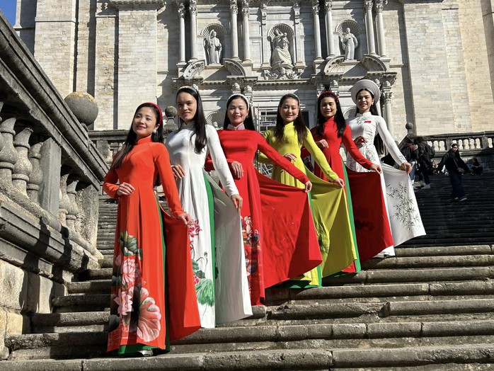 Dư &acirc;m hạnh ph&uacute;c của xiếc Việt tr&ecirc;n đường phố T&acirc;y Ban Nha - Ảnh 1.