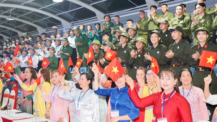 Chủ tịch Quốc hội động vi&ecirc;n thanh ni&ecirc;n TPHCM l&ecirc;n đường nhập ngũ - Ảnh 3.