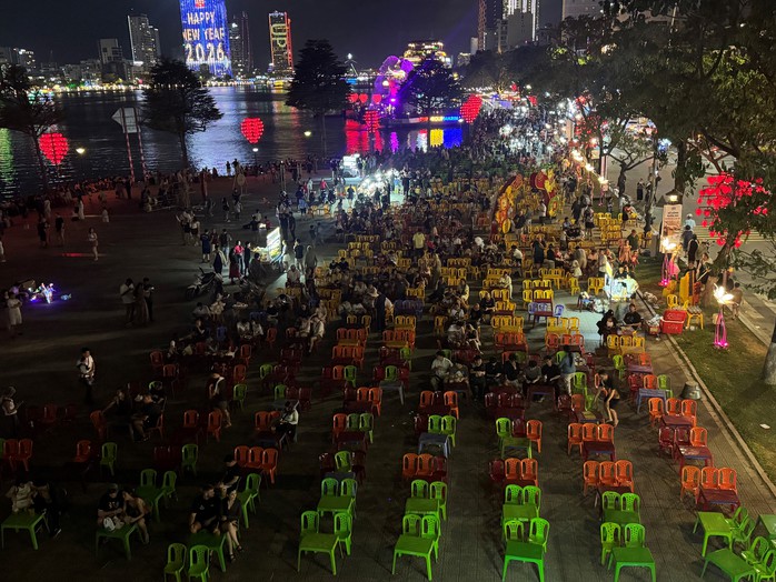 B&aacute;t nh&aacute;o vỉa h&egrave; s&ocirc;ng H&agrave;n - Ảnh 1.