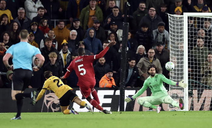 Liverpool thua sốc ph&uacute;t b&ugrave; giờ, Wolverhampton triệt hạ tiếp "&ocirc;ng lớn" - Ảnh 4.