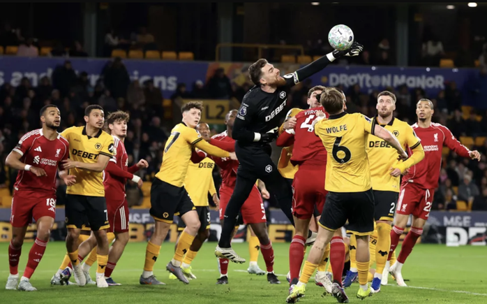 Liverpool thua sốc ph&uacute;t b&ugrave; giờ, Wolverhampton triệt hạ tiếp "&ocirc;ng lớn" - Ảnh 1.