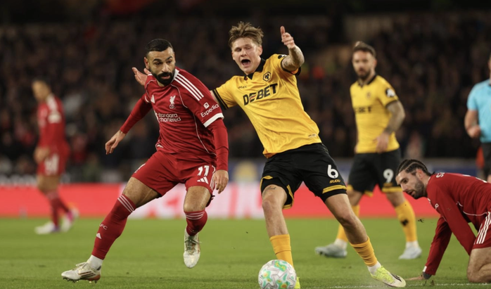 Liverpool thua sốc ph&uacute;t b&ugrave; giờ, Wolverhampton triệt hạ tiếp "&ocirc;ng lớn" - Ảnh 2.