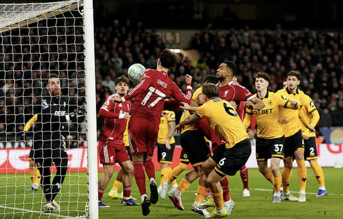 Liverpool thua sốc ph&uacute;t b&ugrave; giờ, Wolverhampton triệt hạ tiếp "&ocirc;ng lớn" - Ảnh 3.