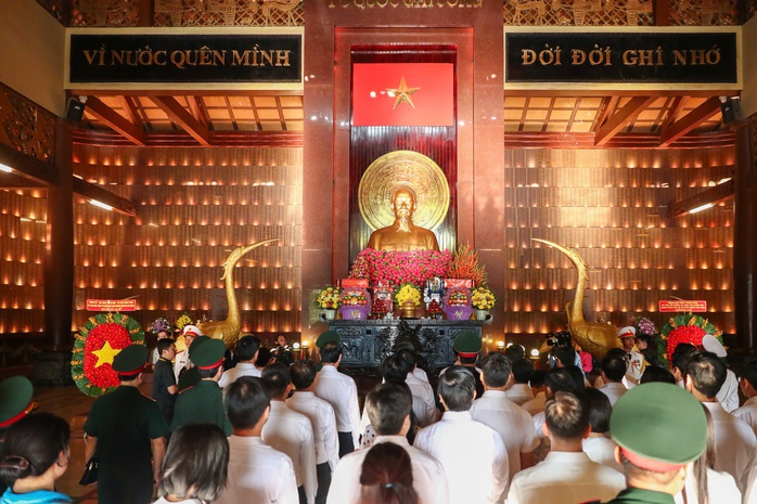 Chủ tịch Quốc hội Trần Thanh Mẫn dâng hương tại Đền tưởng niệm Liệt sĩ Bến Dược, TPHCM - Ảnh 5.