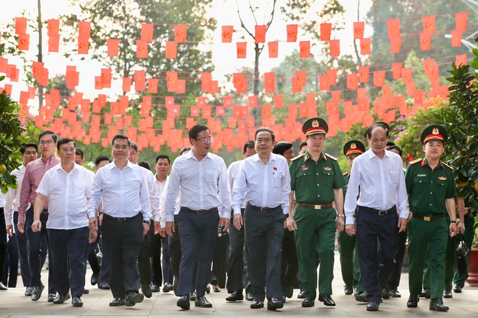 Chủ tịch Quốc hội Trần Thanh Mẫn dâng hương tại Đền tưởng niệm Liệt sĩ Bến Dược, TPHCM - Ảnh 1.