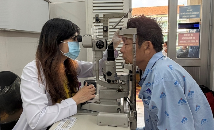 Nhiều người phải múc bỏ nhãn cầu vì pháo nổ ngày Tết - Ảnh 1.